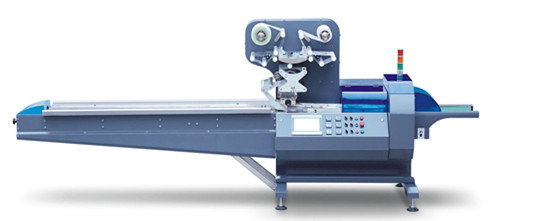 Máquina giratória horizontal de alta velocidade do envoltório da máquina de embalagem do fluxo com interruptor do filme