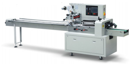 Filme horizontal giratório automático da máquina de embalagem do fluxo que puxa para baixo