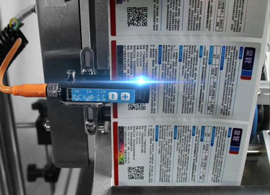 Um detergente da máquina de etiquetas do lado máquina de embalagem automática da caixa etiqueta autoadesiva