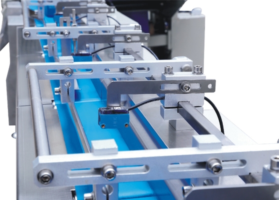 Máquina de embalagem horizontal automática do recipiente de alimento do fluxo com alimentação dos produtos