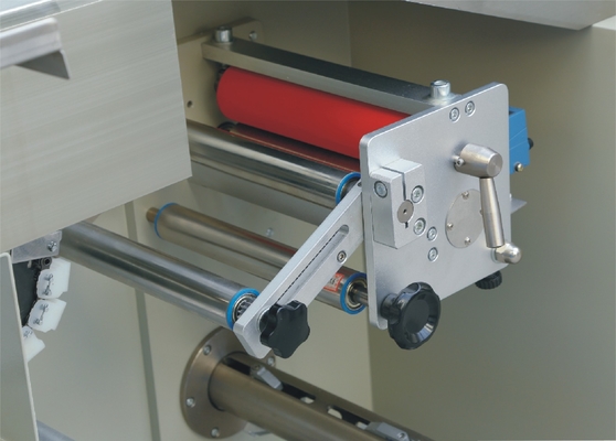 Máquina horizontal automática giratória do bloco do fluxo com puxar o filme para cima