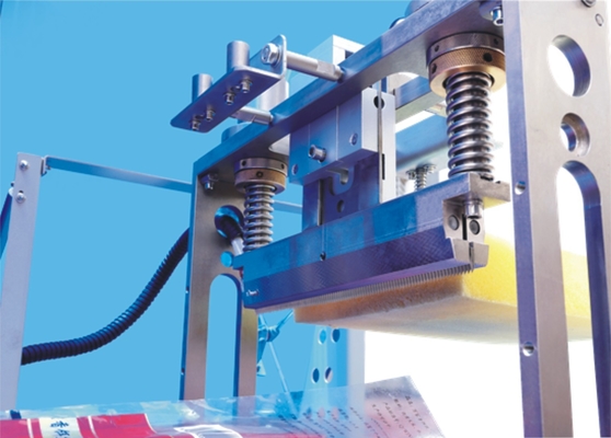 Reciprocando o dispositivo horizontal automático do reforço da máquina de embalagem do fluxo