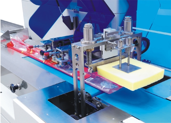 Reciprocando o dispositivo horizontal automático do reforço da máquina de embalagem do fluxo