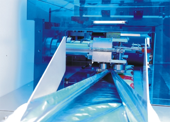 Filme puxando horizontal automático giratório das cookies 250mm da máquina de embalagem do fluxo para baixo